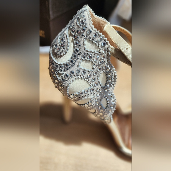 Badgley Mischka Ivory Shoes with crystal beads! - Picture 3 of 11